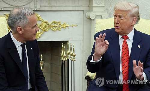 캐나다 총리와 회담하는 트럼프(오른쪽) 대통령.워싱턴 로이터=연합뉴스 