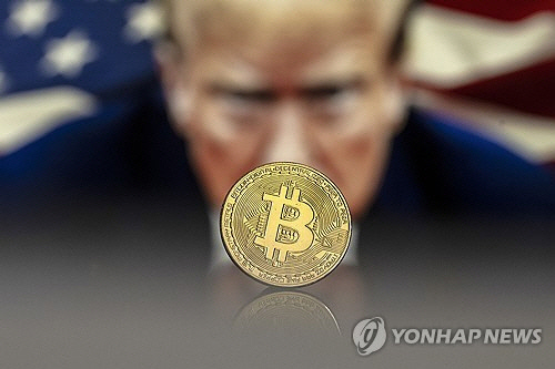 도널드 트럼프 미국 대통령을 배경으로 비트코인을 합성한 그래픽 이미지.[EPA 연합뉴스 자료사진] 