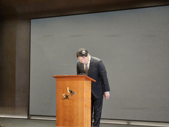 최태원 SK그룹 회장이 7일 서울 중구 T타워에서 열린 일일브리핑에서 공식 사과하고 있다.김나인 기자 