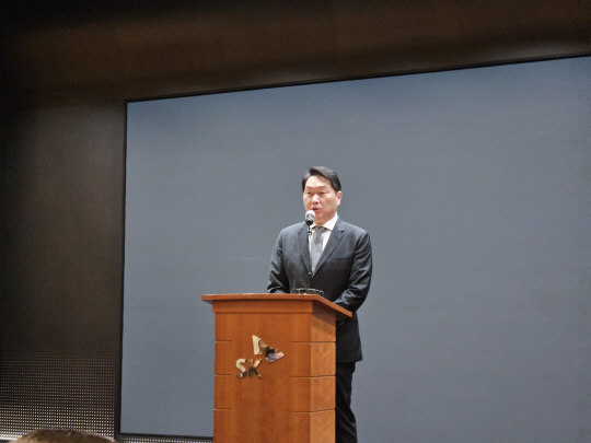 최태원 SK그룹 회장이 7일 서울 중구 'T타워'에서 열린 일일브리핑에서 발표하고 있다.김나인 기자 