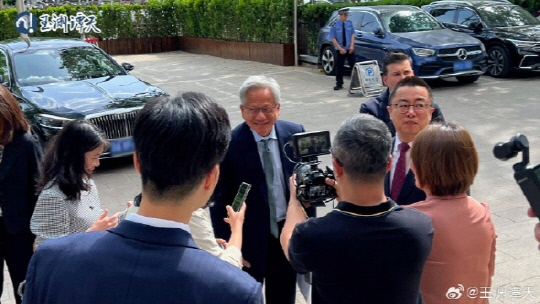 젠슨 황 엔비디아 CEO가 지난달 17일(현지시간) 중국 베이징에 도착한 뒤 현지 취재진 질문에 답변하고 있다.위위안탄톈 웨이보 캡처.