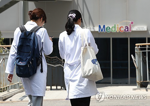 서울 시내 한 의과대학에서 가운을 입은 학생들이 이동하고 있다.&lt;연합뉴스&gt; 