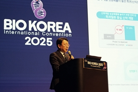 남기엽 파로스아이바이오 신약개발총괄사장이 7일 바이오코리아 AI 기반 신약개발 세션에서 발표하고 있다.파로스아이바이오 제공.