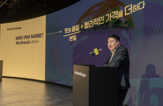 8일 서울 강남 코엑스에서 열린 신세계푸드 노브랜드버거 신규 가맹모델 기자간담회에서 강승협 신세계푸드 대표가 발표하고 있다.신세계푸드 제공 