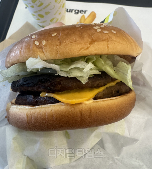 신세계푸드가 신규 가맹모델 론칭과 함께 선보인 NBB어메이징 더블 세트 제품.