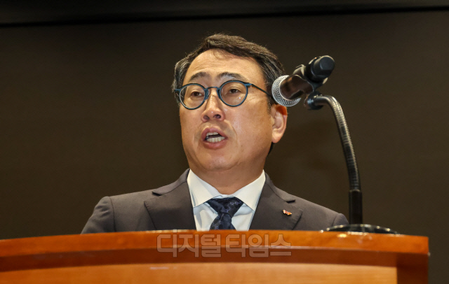 유영상 SK텔레콤 대표이사가 지난달 25일 서울 중구 SKT타워 수펙스홀에서 SK텔레콤 이용자 유심(USIM) 정보가 해커 공격으로 유출된 것과 관련해 사과하고 있다.이슬기기자 9904sul@ 