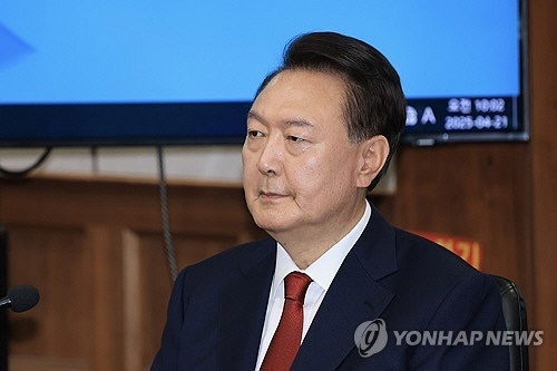 윤석열 전 대통령이 지난 4월 21일 서울 서초구 서울중앙지법에서 열린 내란 우두머리 혐의 형사재판 2차 공판에 출석해 있다.[사진공동취재단=연합뉴스] 