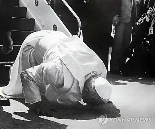 한국에 온 최초의 교황 요한 바오로 2세.지난 1984년 5월 3일 요한 바오로 2세 당시 교황이 김포공항에 도착하자마자 한국 땅에 입맞춤을 하고 있다.[연합뉴스 자료사진] 