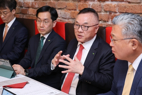 체코 현지에서 기자간담회 중인 황주호 한국수력원자력 사장 [산업통상자원부 공동취재단] 