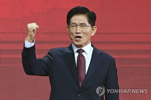 국민의힘 김문수 대선 경선 후보가 3일 경기 고양시 킨텍스에서 열린 국민의힘 최종 대선 후보 선출을 위한 전당대회에서 기념촬영을 하고 있다.[고양=연합뉴스] 