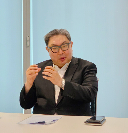 권오형 퀄컴 본사 수석 부사장 겸 아태지역 총괄 사장이 인터뷰 질문에 답하고 있다.퀄컴 제공 