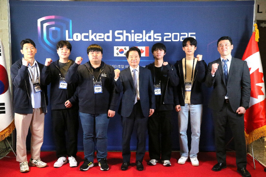 강석균(왼쪽에서 네번째) 안랩 대표와 락드쉴즈 2025 훈련 참가자들이 기념 사진을 찍고 있다.안랩 제공 