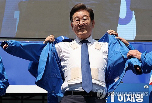 이재명 더불어민주당 대선 후보가 6·3 대통령선거 공식 선거운동 첫날인 12일 서울 광화문 청계광장에서 열린 중앙선대위 출정식 및 첫 유세에서 방탄복 위에 선대위 점퍼를 입고 있다.[연합뉴스] 