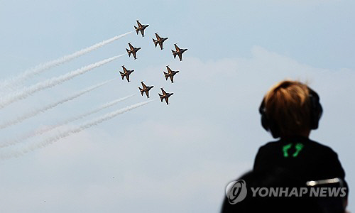 11일 평택 주한미공군 오산기지에서 열린 '오산 에어 파워 데이 2025'에서 공군 특수비행팀 블랙이글스가 멋진 에어쇼를 선보이고 있다.&lt;연합뉴스&gt; 