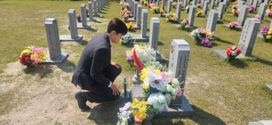 <b>김용태</b>, <b>채상병</b> 묘역 참배…"<b>수사 외압</b> 밝힐 것"