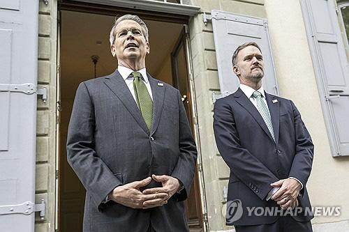스콧 베선트 미국 재무장관(왼쪽)과 제이미슨 그리어 미무역대표부(USTR) 대표.제네바 AP=연합뉴스.