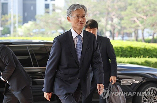조희대 대법원장이 12일 서울 서초구 대법원으로 출근하고 있다.[연합뉴스] 