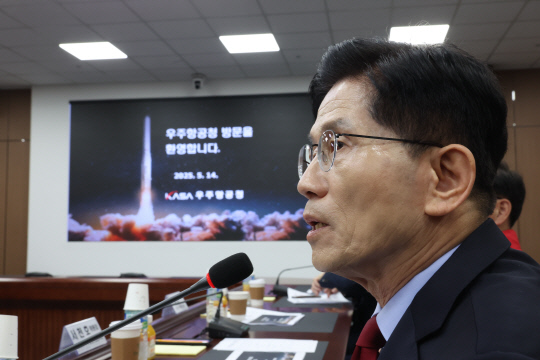 김문수 국민의힘 대선 후보가 14일 경남 사천시 우주항공청에서 열린 간담회에서 발언하고 있다. [공동취재]    