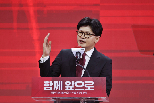 지난 5월3일 경기 고양시 일산 킨텍스에서 열린 국민의힘 제21대 대선후보 선출을 위한 전당대회에서 양자 결선투표(3차 경선) 진출자인 한동훈 경선 후보가 연단에 올라 발언하고 있다. 결선에선 한덕수 전 국무총리화의