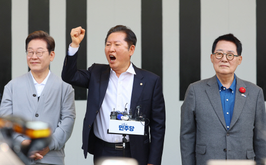 지난 5월11일 국회 법제사법위원장을 맡고 있는 더불어민주당 정청래(가운데) 의원이 전남 해남군 해남읍 군민광장에서 열린 이재명 민주당 제21대 대선후보 골목골목 경청투어에서 이 후보 지지발언을 하고 있다. 오른쪽은