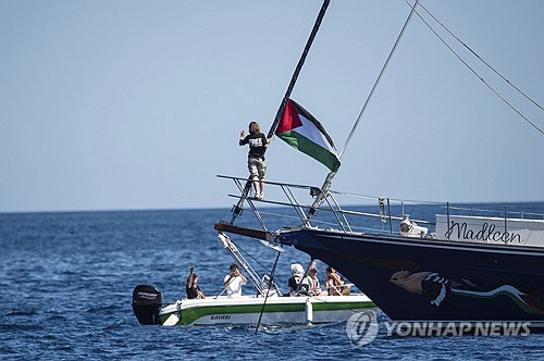 <b>툰베리</b> 탄 `<b>구호</b>품 배`, <b>가자</b> 접근…안전 우려 고조