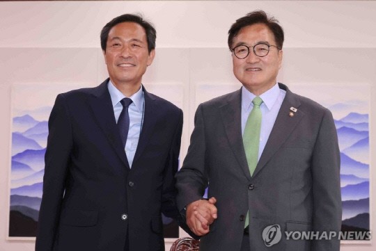 <b>우원식</b> 예방한 <b>우상호</b> "李, 국회 존중하겠다고 해"