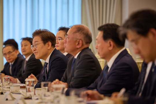 지난 6월13일 이재명 대통령이 서울 용산 대통령실 청사에서 6경제단체·기업인 간담회를 하고 있다.<대통령실 제공&middot;연합뉴스 사진>