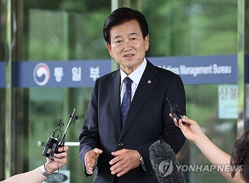`통일 추구 않는다`는 북한에…정동영 "<b>통일부 명칭 변경</b> 적극 <b>검토</b> 필...