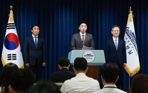 [속보] 李 대통령, <b>민정수석</b>에 <b>봉욱</b>·경청통합<b>수석</b>에 전성환 <b>임명</b>