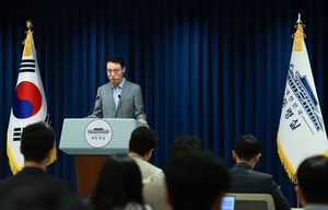 李<b>대통령</b> “<b>위험</b>성 있는 <b>사업장</b> 불시 <b>단속</b>할 수 있어야”