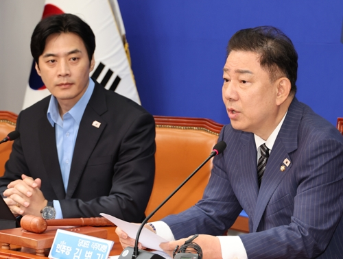 김병기(오른쪽) 더불어민주당 당대표 직무대행 겸 원내대표가 14일 서울 여의도 국회에서 열린 최고위원회의에서 발언하고 있다.   [연합뉴스]