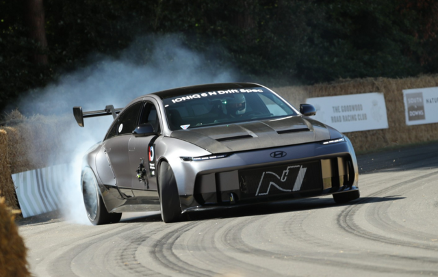 지난 10일(현지시각) 영국 웨스트서식스에서 열린 자동차 축제 ‘굿우드 페스티벌 오브 스피드’ 내 굿우드 하우스 앞에서 아이오닉 6 N 드리프트 스펙이 드리프트 쇼런을 선보이고 있다. 현대자동차 제공