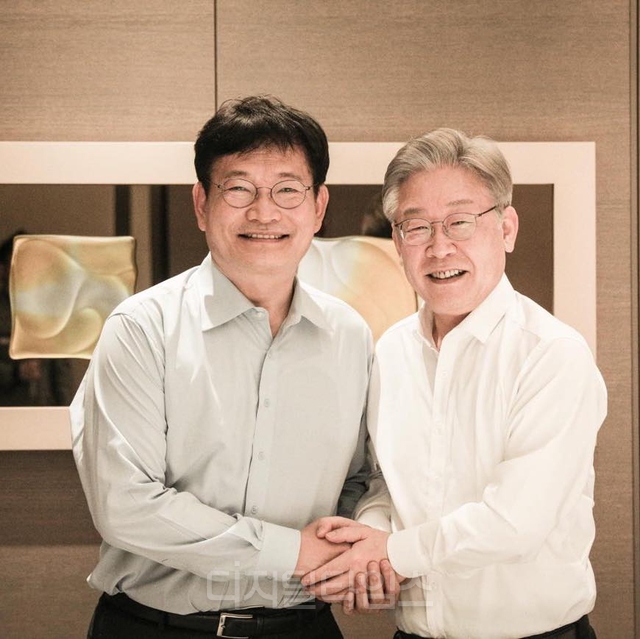 이재명 대통령(오른쪽)과 송영길 소나무당 대표. [송영길 SNS]