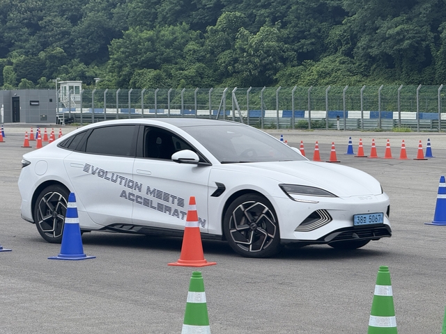 민첩한 주행 성능을 경험할 수 있는 짐카나를 달리고 있는 BYD 씰의 모습. 임주희 기자