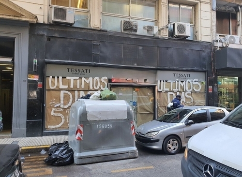 아르헨티나의 수도 부에노스아이레스의 거리에 놓인 대형 쓰레기 컨테이너. 부에노스아이레스시 정부는 거리의 쓰레기 컨테이너를 뒤져서 거리에 쓰레기를 버리고 도시 미관에 해를 끼치는 경우 최대 벌금 90만페소(90만원)를