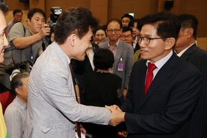 [속보] <b>극우</b> 논란에도…<b>김문수</b>, ‘전한길·고성국 등 보수 유튜버’ 토...