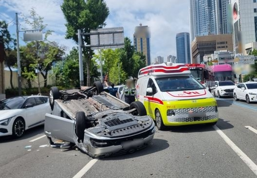 중앙대로서 전복된 차량. 부산 동부경찰서 제공