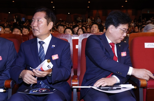 [속보] <b>송언석</b>, ‘<b>악수</b>는 사람과 한다’ 정청래 겨냥 “저도 사람과만 ...