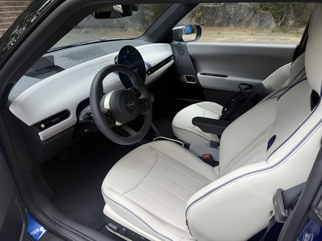 계기반이 없는 대시보드에는 송풍구와 원형 OLED 센터 디스플레이만 남아 깔끔했다.