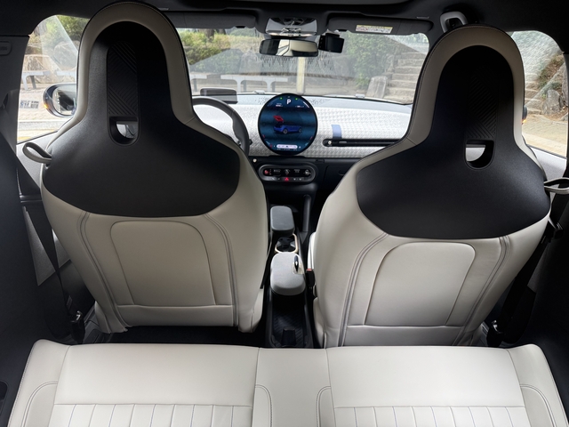 2열에서 바라본 일렉트릭 미니 쿠퍼의 실내 모습.