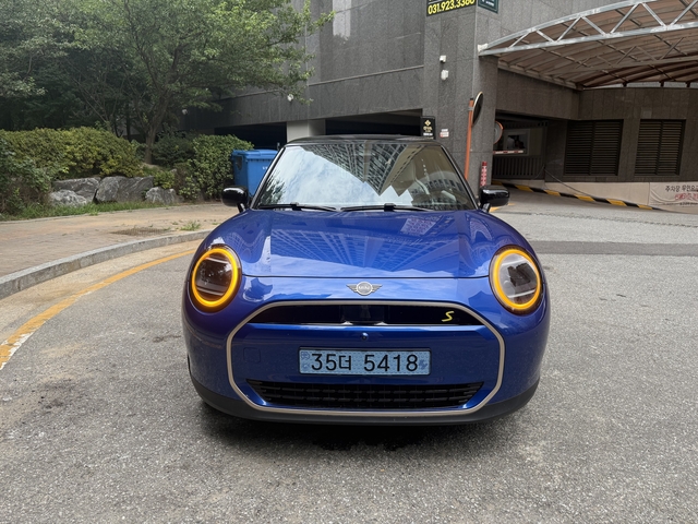 일렉트릭 미니 쿠퍼 전면부.