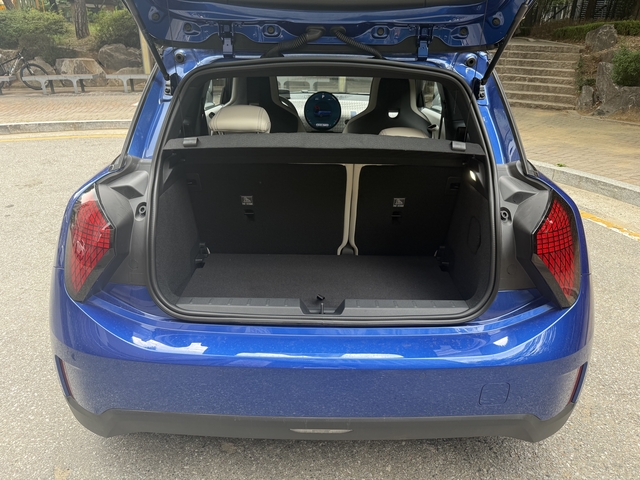 트렁크 공간은 기본 210ℓ를 제공해 캐리어 하나와 간단한 짐을 싣는 것이 가능하며, 2열 폴딩 시 최대 800ℓ까지 확장됐다.