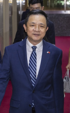 [속보] 中대사 “수교 33주년 꽃바구니 축하…한국 새정부 <b>한중</b><b>관계</b> 좋...