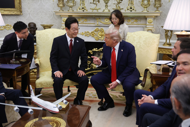 President Lee Jae-myung is holding a Korea-U.S. summit with U.S. President Donald Trump at the Oval Office of the White House in Washington, D.C. on the 25th (local time).