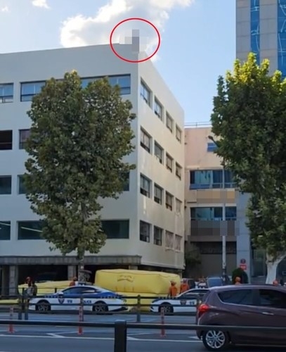 투신 소동 모습.   연합뉴스