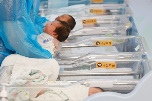 On July 24, nurses are caring for babies in the neonatal unit at CHA University Ilsan Cha Hospital in Goyang, Gyeonggi Province. [Yonhap News]