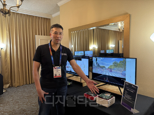 김준환 스트라드비젼 대표가 올해 1월 미 라스베이거스 열린 CES 2025 웨스트게이트호텔 스트라드비젼 부스에서 SVNet 3D 인식 네트워크를 소개하고 있다. 장우진 기자