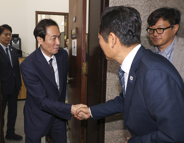 고위 당ㆍ정ㆍ대 회의 마치고 악수하는 정청래와 우상호. 연합뉴스