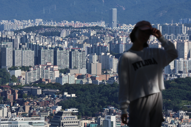 서울 남산에서 바라본 아파트 및 주택 단지. [연합뉴스 제공]