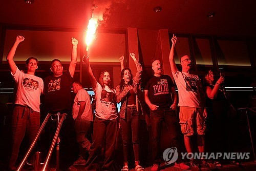 휴전 합의 소식에 기뻐하는 이스라엘 인질 가족 [로이터=연합뉴스]